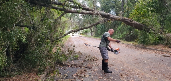 [William Brooks and his pole saw, 10:29:55, 30.9960680, -83.2756470]