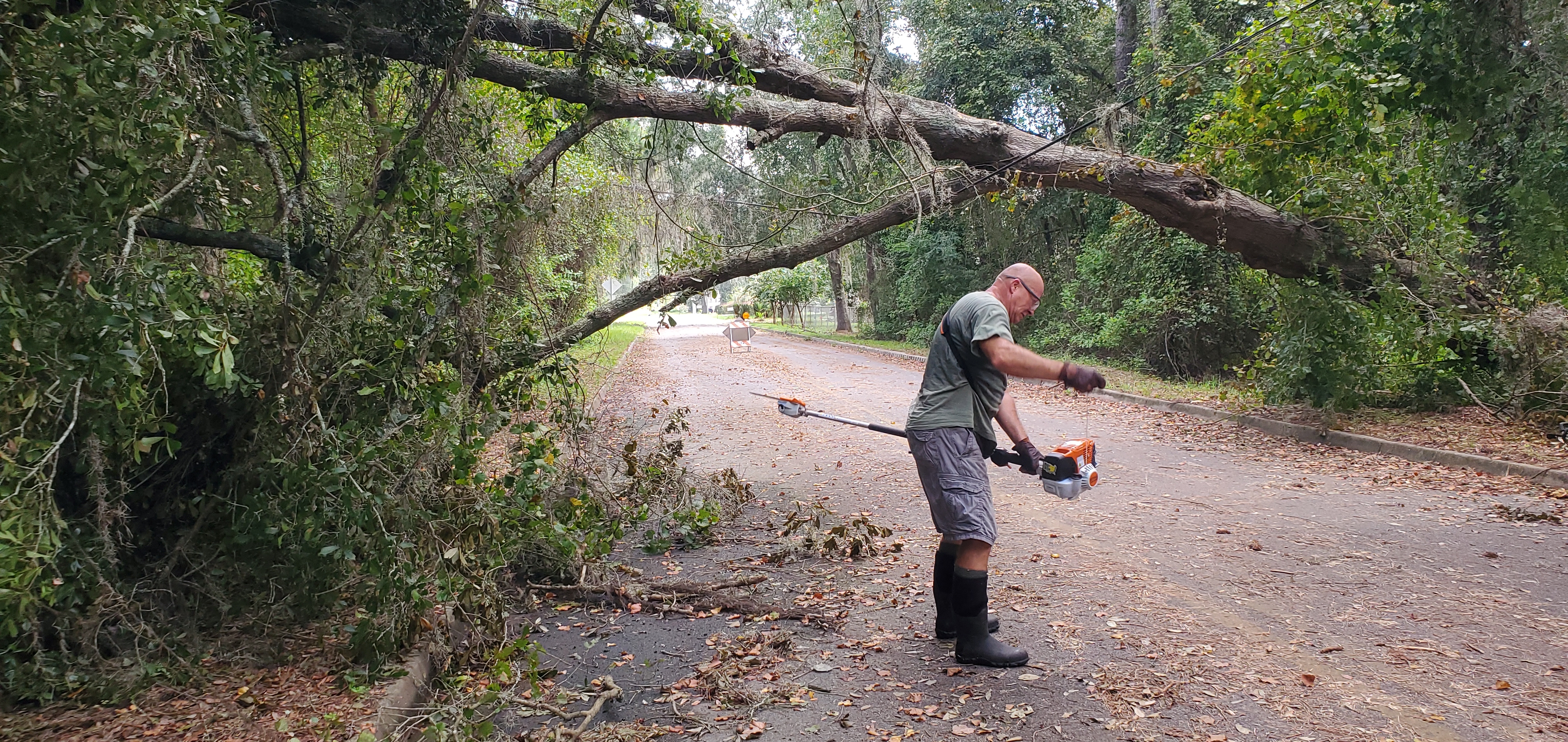 William Brooks and his pole saw, 10:29:55, 30.9960680, -83.2756470